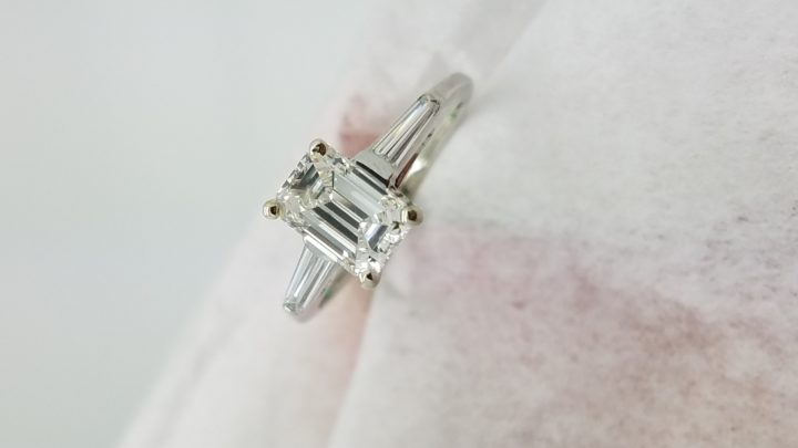 14K	White Gold	Classic	0.80+0.15	ct.	Emerald + Baguettes		DIAMOND	4-prong	Solitaire with Accents		Engagement-Ring