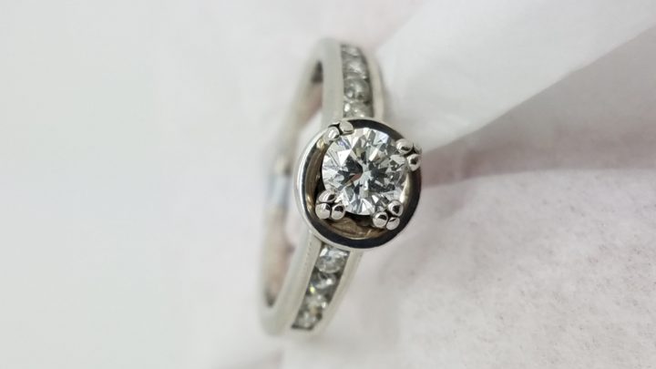18K	White Gold	Bezel	.5+.65	ct.	R	Cut	Diamond	4-prong	Solitaire with Accents		Engagement-Ring