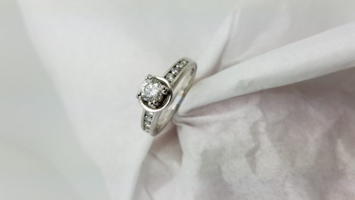 18K	White Gold	Bezel	.5+.65	ct.	R	Cut	Diamond	4-prong	Solitaire with Accents		Engagement-Ring