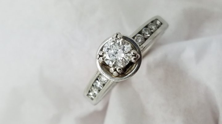 18K	White Gold	Bezel	.5+.65	ct.	R	Cut	Diamond	4-prong	Solitaire with Accents		Engagement-Ring