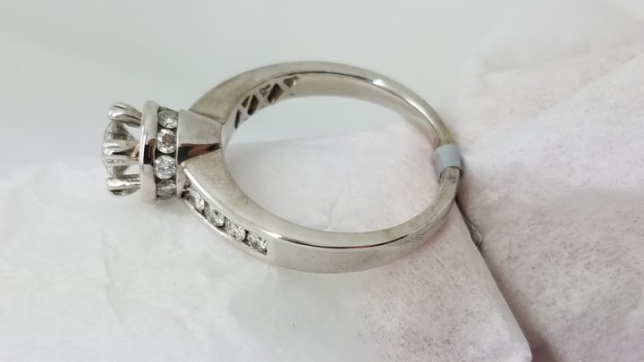 18K	White Gold	Bezel	.5+.65	ct.	R	Cut	Diamond	4-prong	Solitaire with Accents		Engagement-Ring